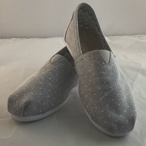 New Toms classic chambray grey polka dot shoes
